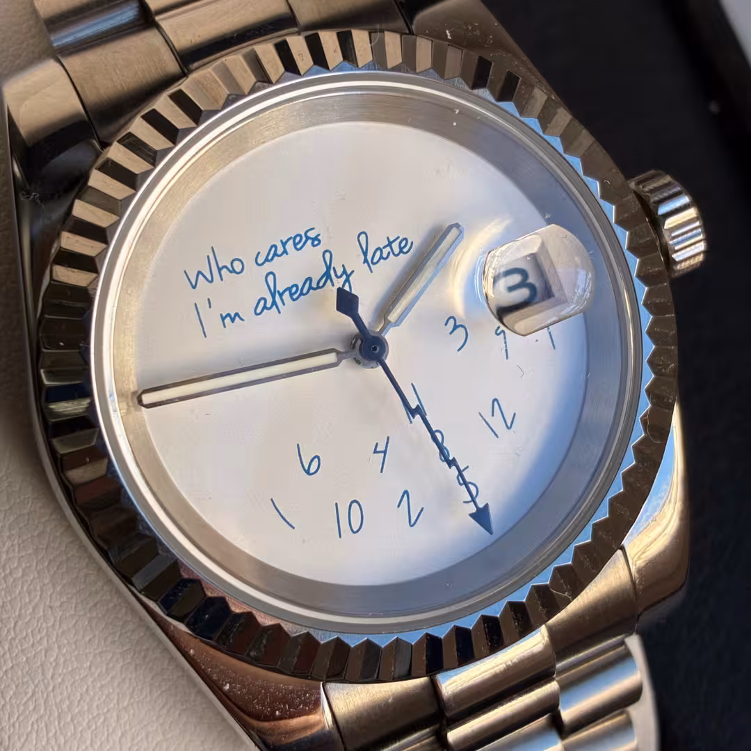 Montre automatique lunette cannelée 39 mm avec cadran blanc et index manuscrit