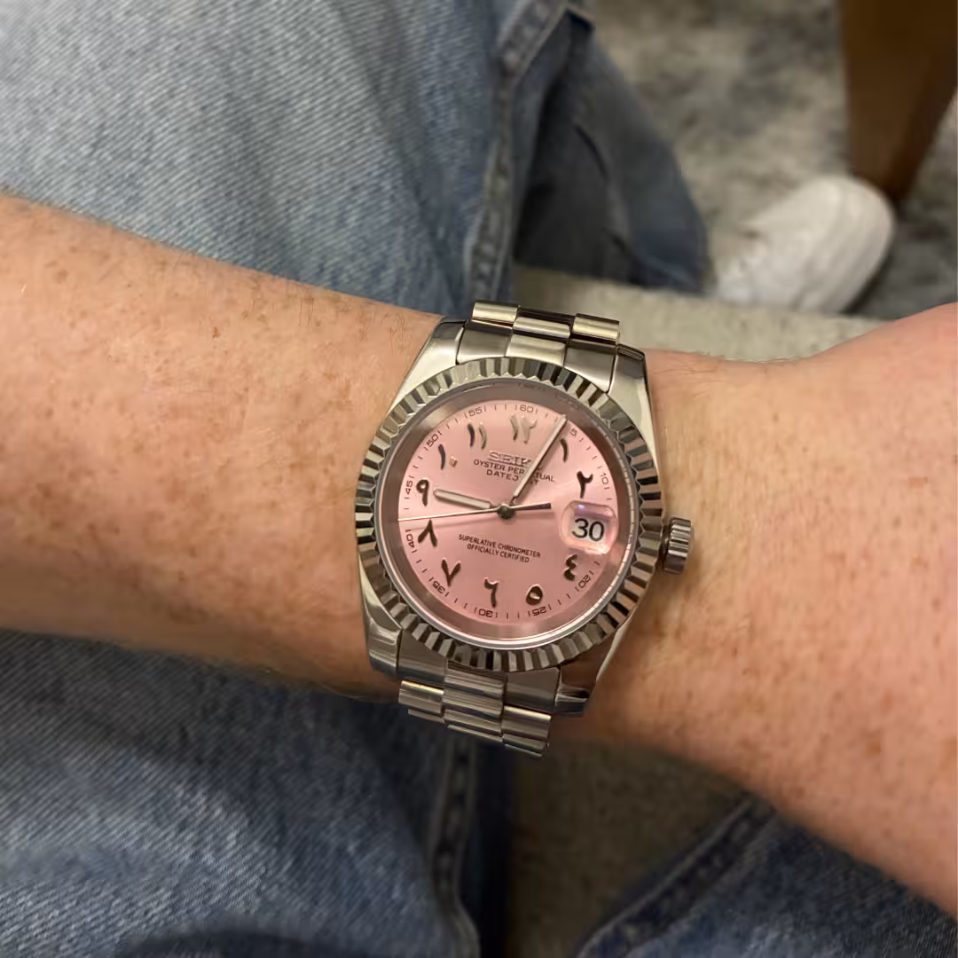 chiffre-arabe-index Index et chiffres arabe d'une seiko arabic pink dial 3 aiguilles